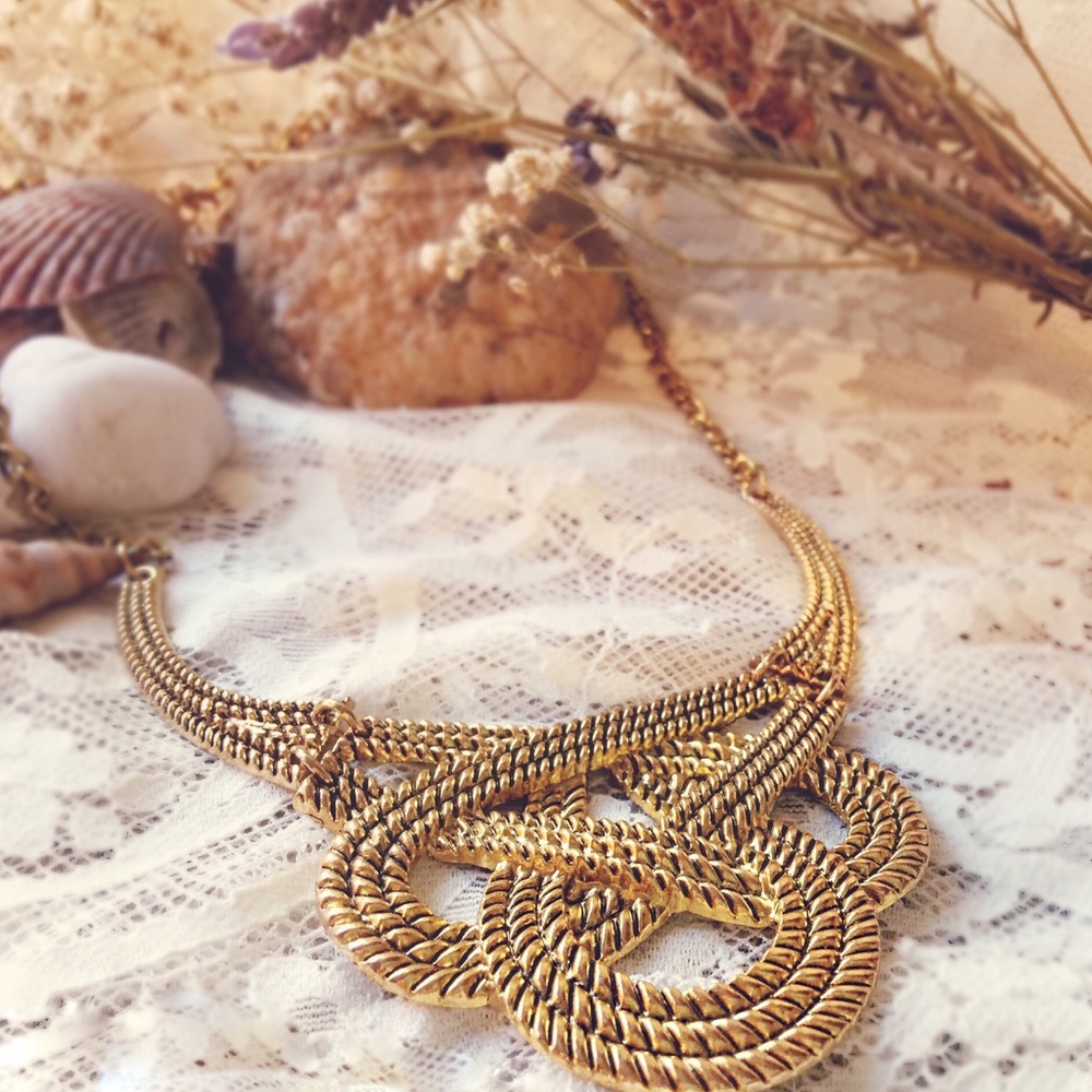 KNOT DETAILED BIB NECKLACE